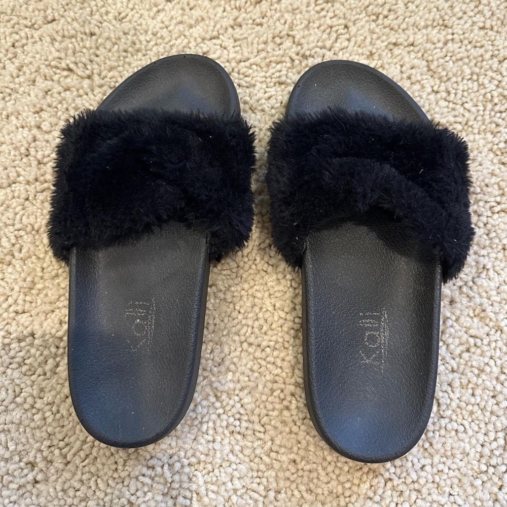 Kali black slipper slides
